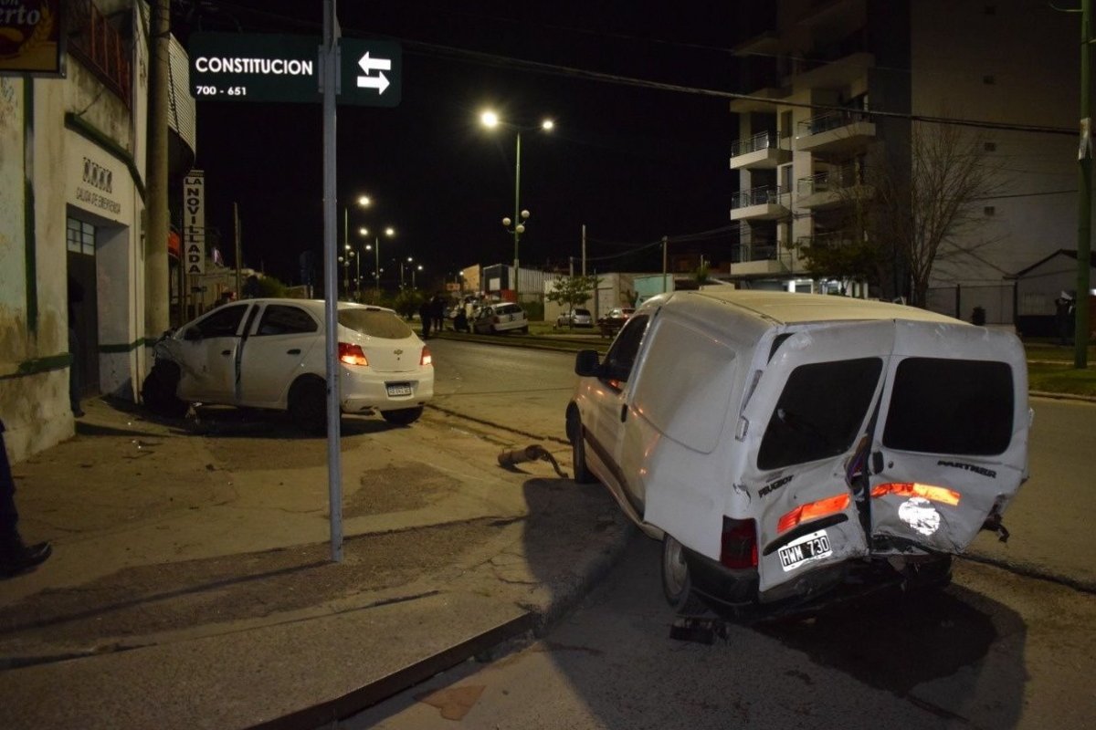 Estado en el que qued&oacute; la camioneta que estaba estacionada