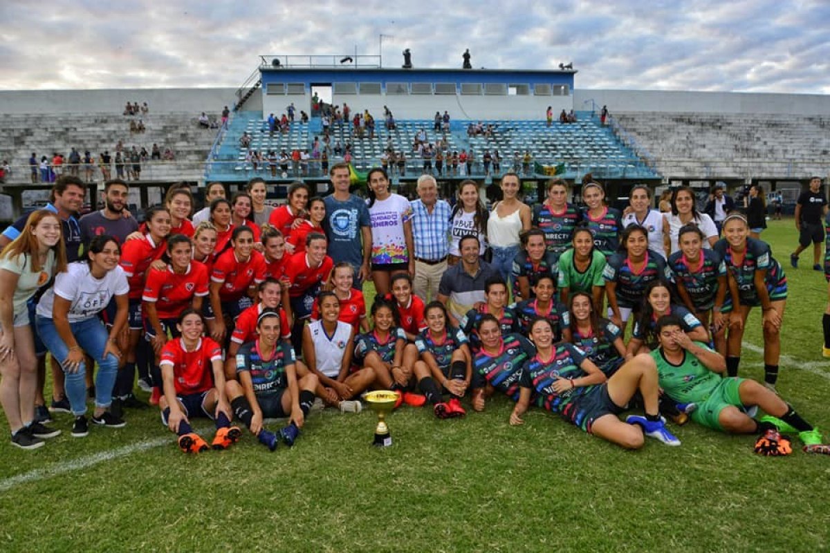 Los planteles de Independiente y SAT, post premiaci&oacute;n.