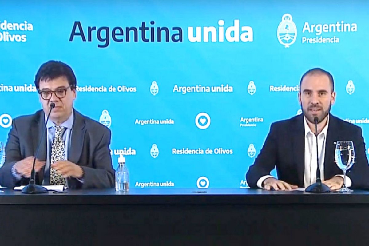 Los ministros Moroni (izquierda) y Guzmán, durante el anuncio de ayer