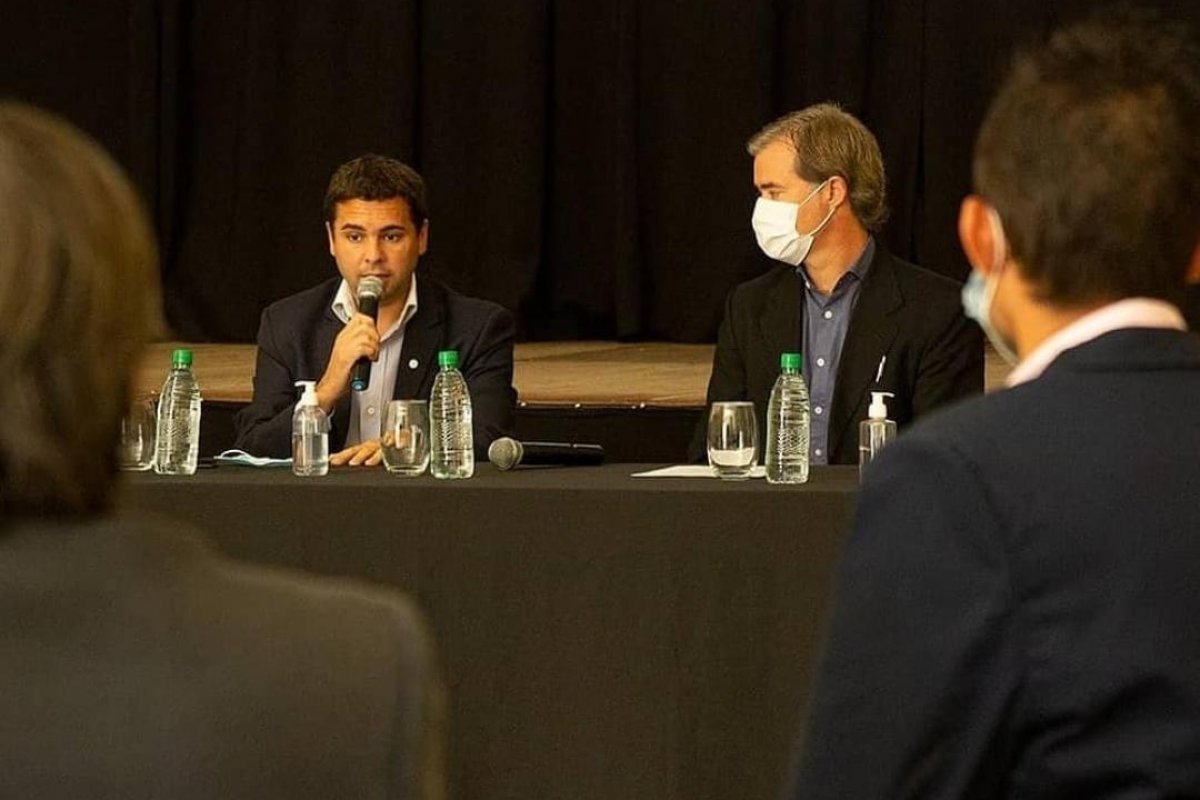 Los Intendentes Basti&aacute;n y Piaggio durante la firma del convenio