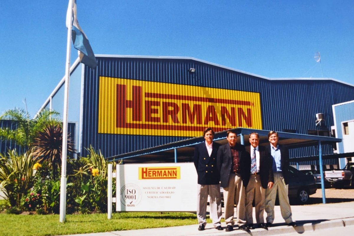 Don Alejandro y los hijos en la empresa