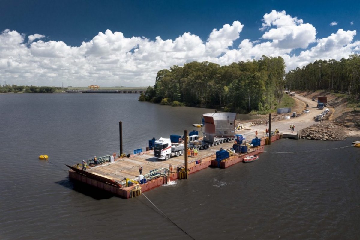 Una de las barcazas que transporta a trav&eacute;s del r&iacute;o Negro piezas para UPM 2