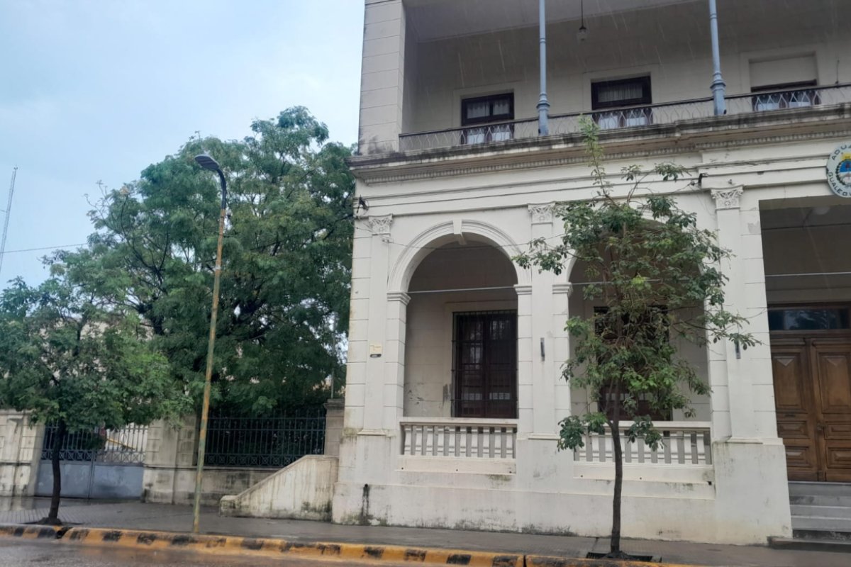 En el port&oacute;n a la izquierda del edificio entraron los delincuentes
