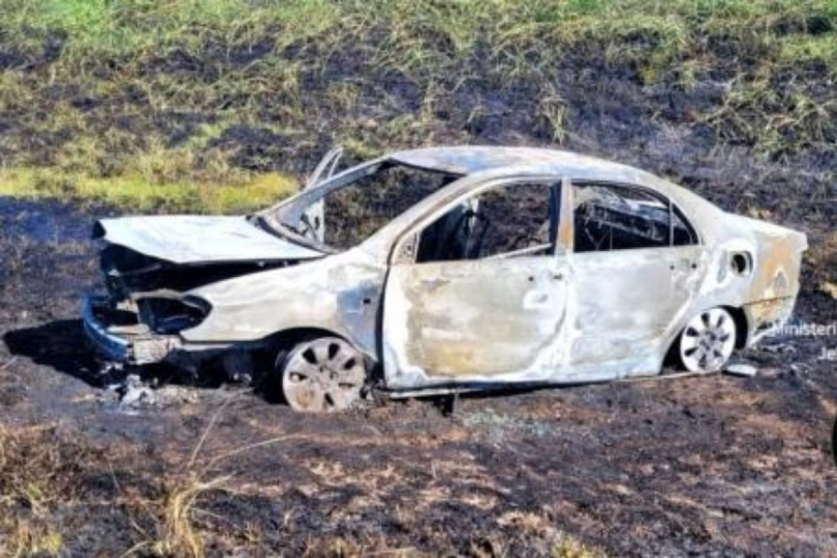Auto prendido fuego Auto prendido fuego