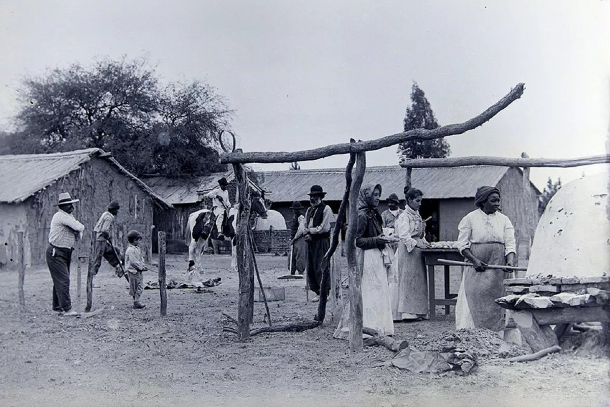 Fotograf&iacute;a de Aminthe Geoffroy, "Escena rural: horneando empanadas". Fechada en 1900 - Villa Urquiza. Gentileza Museo "Ace&ntilde;aloza" - Museo Hist&oacute;rico de Entre R&iacute;os