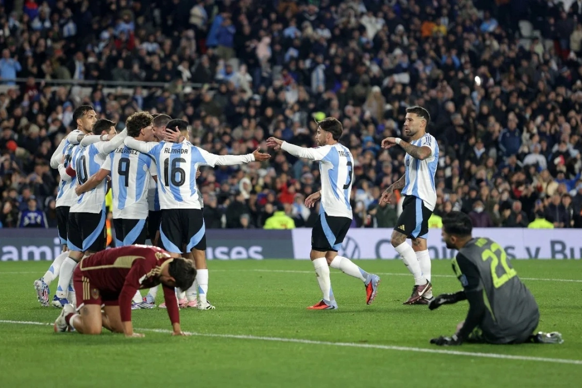 Argentina se despidió ante su público con victoria Argentina se despidió ante su público con victoria