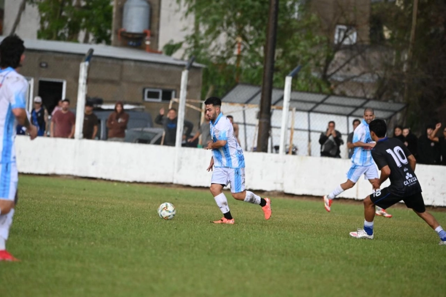 Aramis Serafini reemplaz&oacute; al lesionado Britos. Foto: Mauricio R&iacute;os