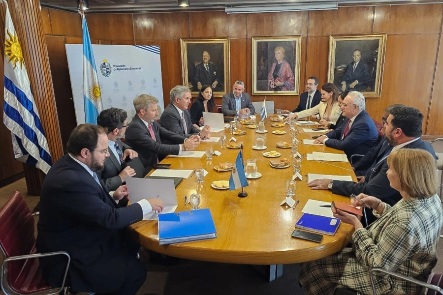 <i>El gobernador Rogelio Frigerio acompañ&oacute; al canciller argentino Pablo Quirno en la reuni&oacute;n con su par uruguayo para abordar el proyecto de la planta en Paysand&uacute;.</i>