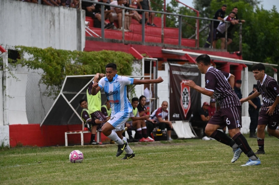 Luis Rivarola fue clave en el segundo gol albiceleste. Foto: Mauricio R&iacute;os