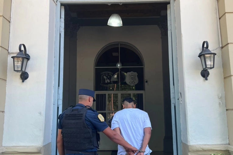 Detuvieron a un joven y secuestraron cocaína, dinero y celulares tras una persecución