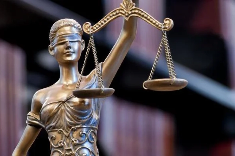 Justicia: conductas inadecuadas, escandalos, egos y ausencias