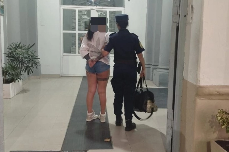 Se negó a pagar el viaje en remis y fue detenida