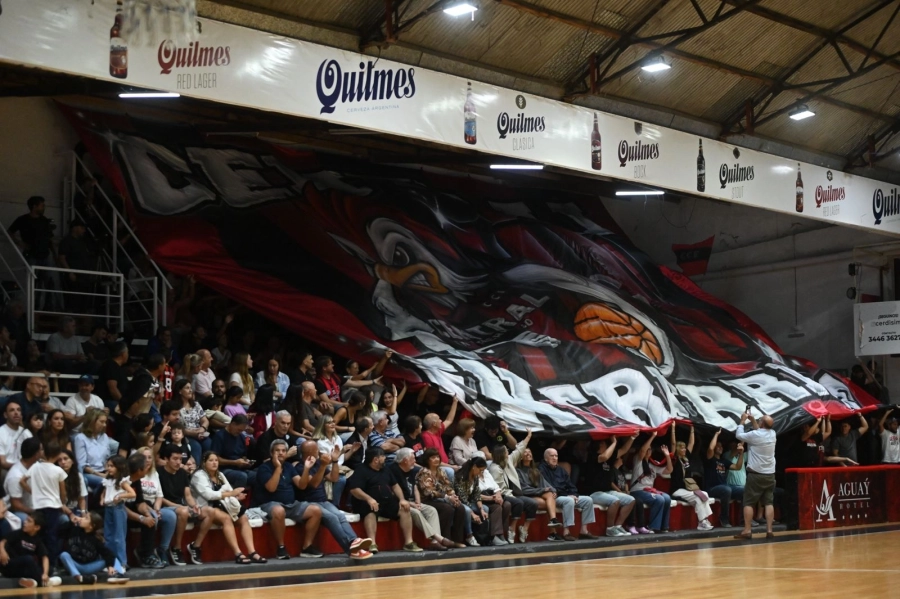 Los hinchas de Central estrenaron una gran bandera. Foto: Mauricio R&iacute;os