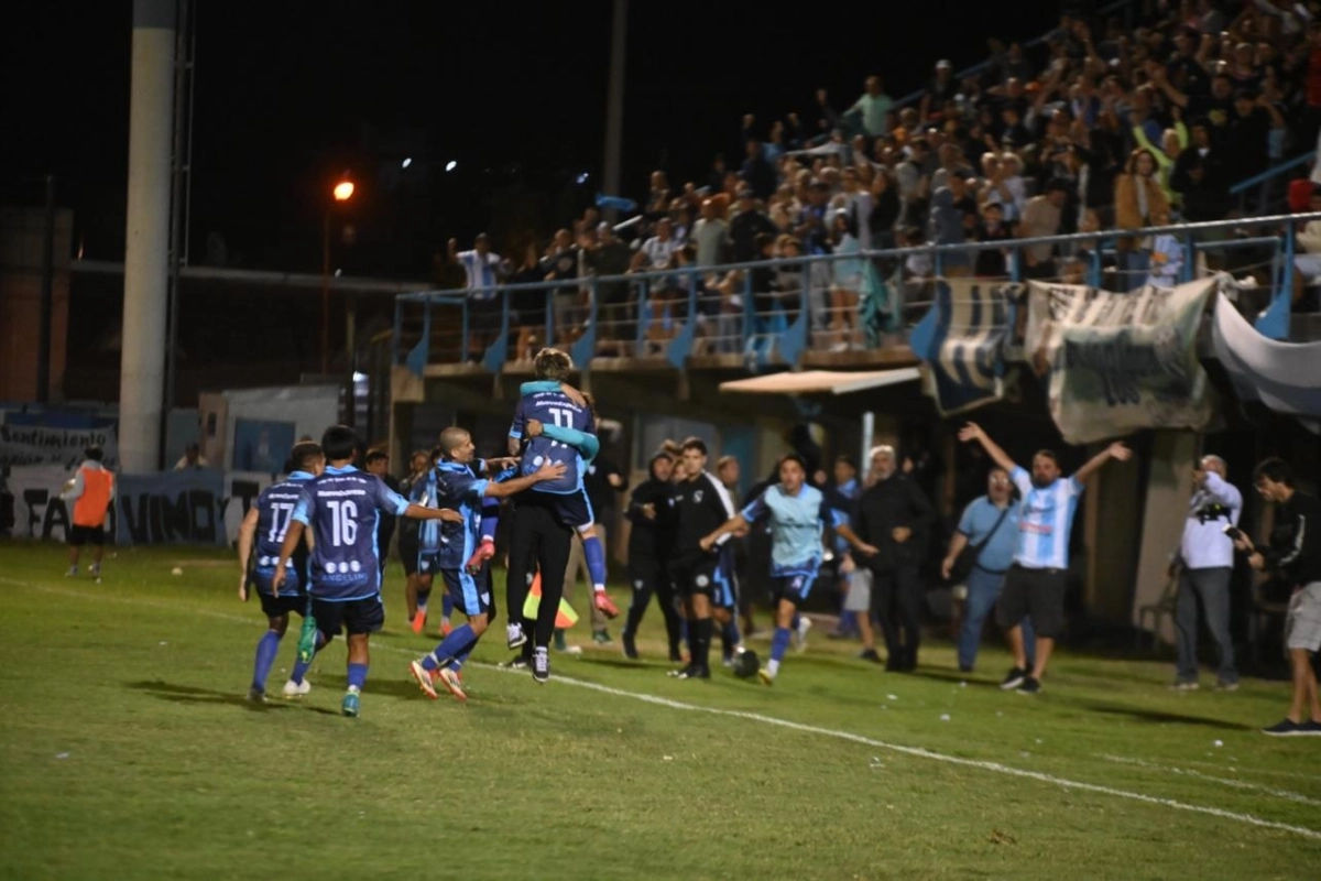 Todo Juventud festeja el gol de Olivera