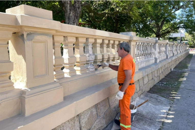 El Municipio trabaja la puesta en valor de los murallones de la plaza Almeida