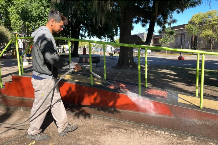 Se iniciaron las tareas de limpieza y puesta en valor de la plaza San Martín