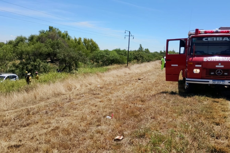 Despistó un auto en Ruta 12, tras reventón de un neumático trasero