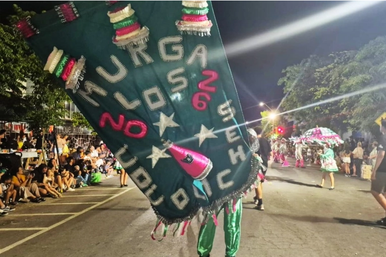 Murgas de Gualeguaychú participaron del desfile inaugural del Carnaval 2026 en Fray Bentos