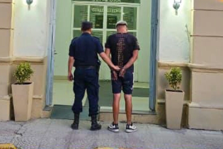 Intentó escapar de un control, chocó un móvil policial y fue detenido