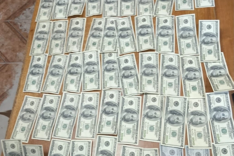 Estafaron a una señora mayor con dólares, joyas y dinero argentino. Fueron detenidos