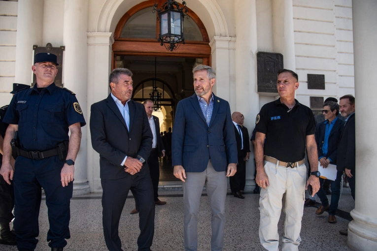 El Gobierno provincial dispuso una mejora salarial para la Policía y el Servicio Penitenciario