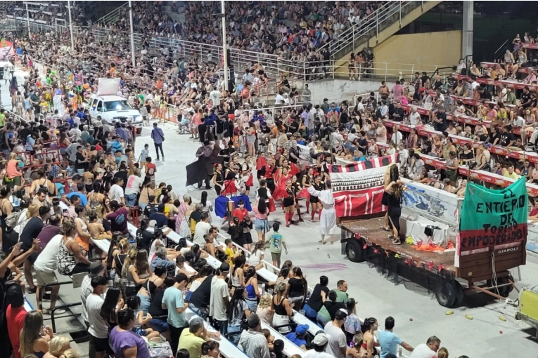 Con 50 entierros de carnaval, se despiden los corsos Matecito