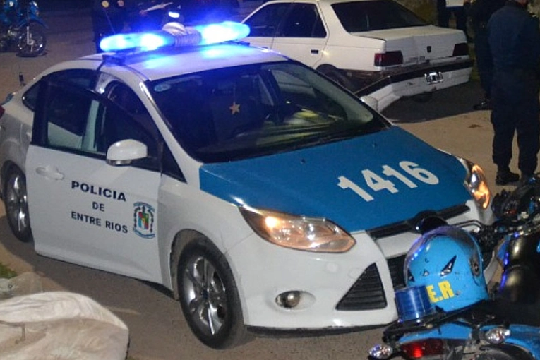 Varios detenidos por peleas y agresión a policías
