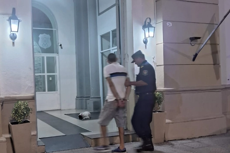 Joven ingresó a una vivienda, huyó y fue detenido