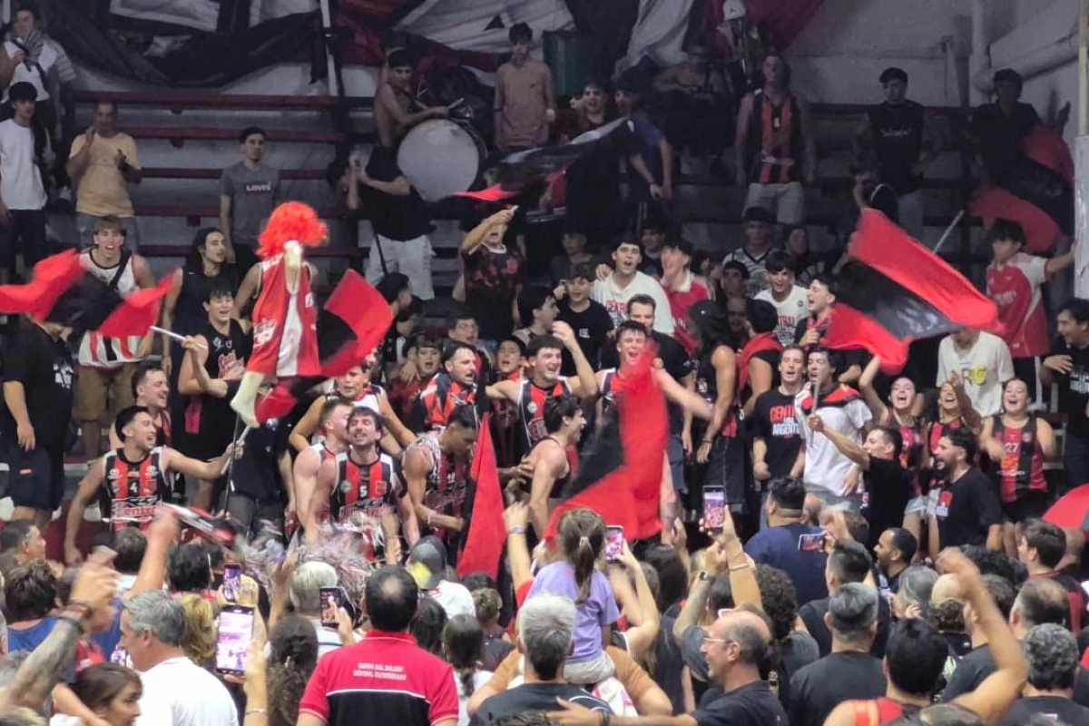 Los jugadores festejaron en las tribunas con los hinchas