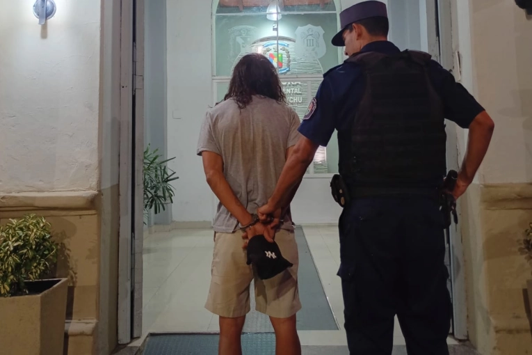 Tomaba mate en la vereda y le robaron el celular. Vecinos y policías lo detuvieron