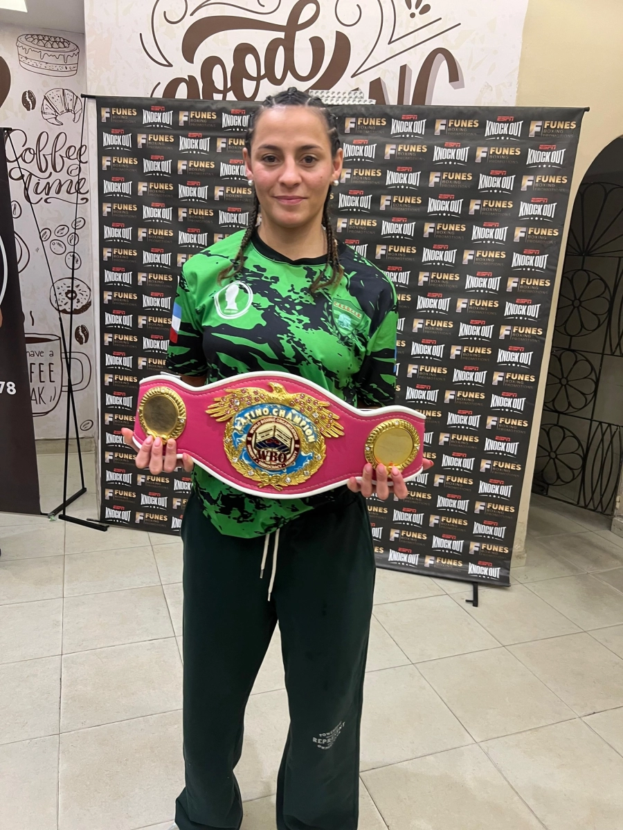 Nahir Erlin va por la corona latina O.M.B