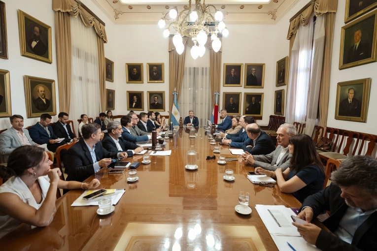 El gobernador encabezó una nueva reunión de gabinete con eje en el seguimiento de gestión