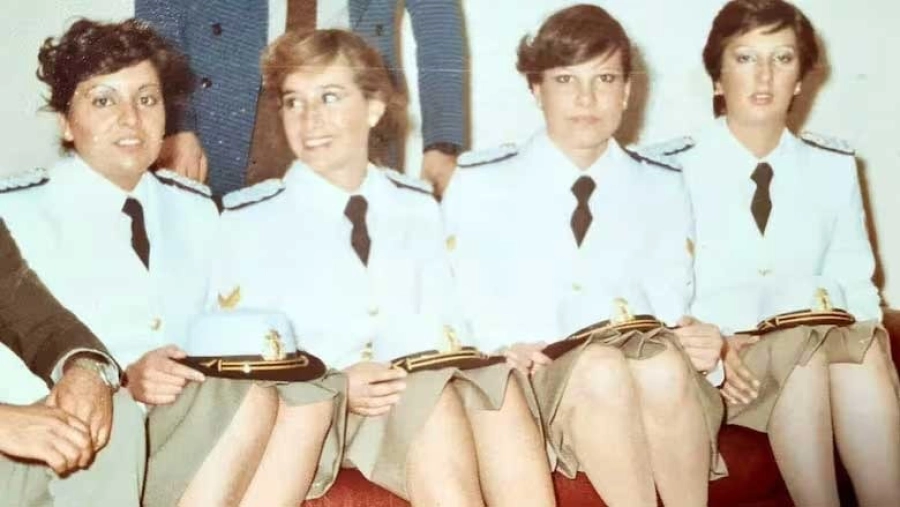 Noem&iacute;, tercera desde la izquierda