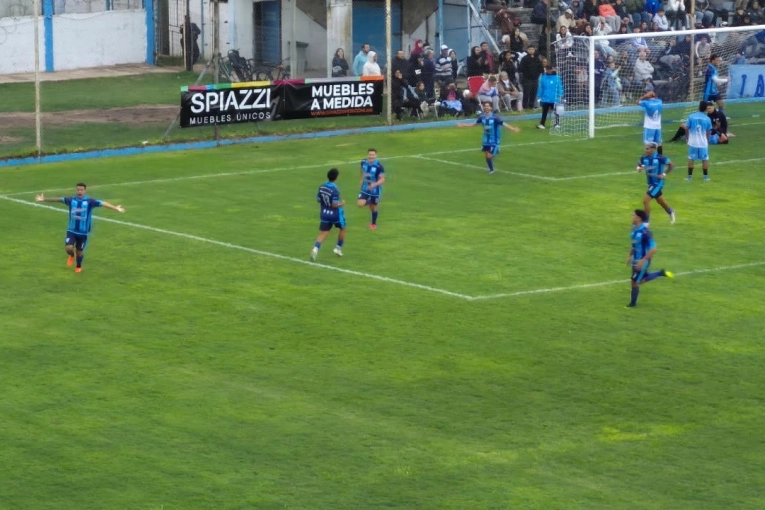 Juventud Unida lo ganó sobre el final y arrancó el torneo con una sonrisa
