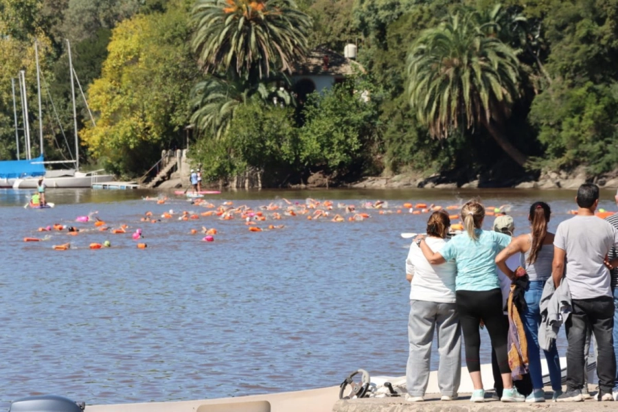 Nadadores en el r&iacute;o Gualeguaych&uacute;