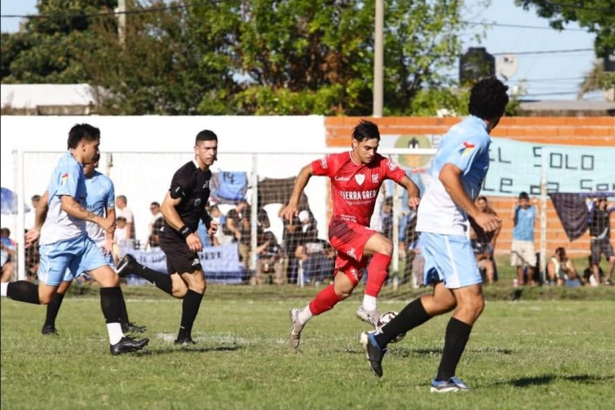 Central Larroque le gan&oacute; a Defensores del Oeste y es uno de los escoltas del Juve
