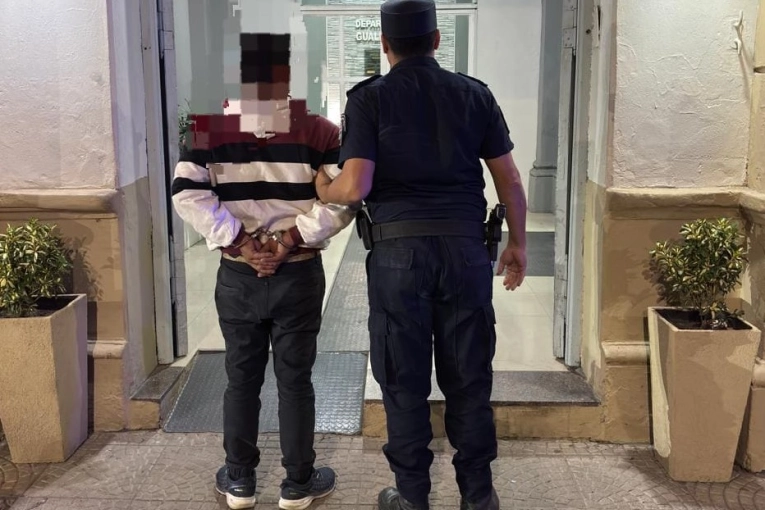 Detenido tras robar un celular en la noche del domingo