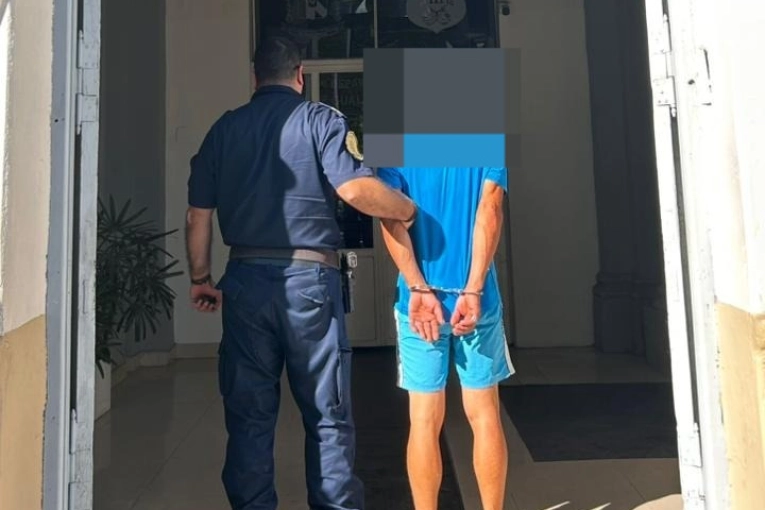 Lo sorprendieron intentando robar cables en un poste y fue detenido