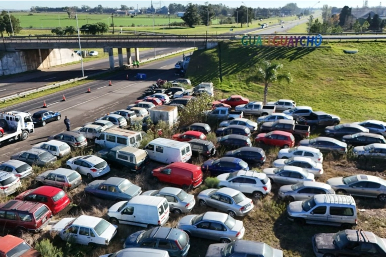 Comenzó el traslado de más de 300 vehículos depositados en el acceso a la ciudad