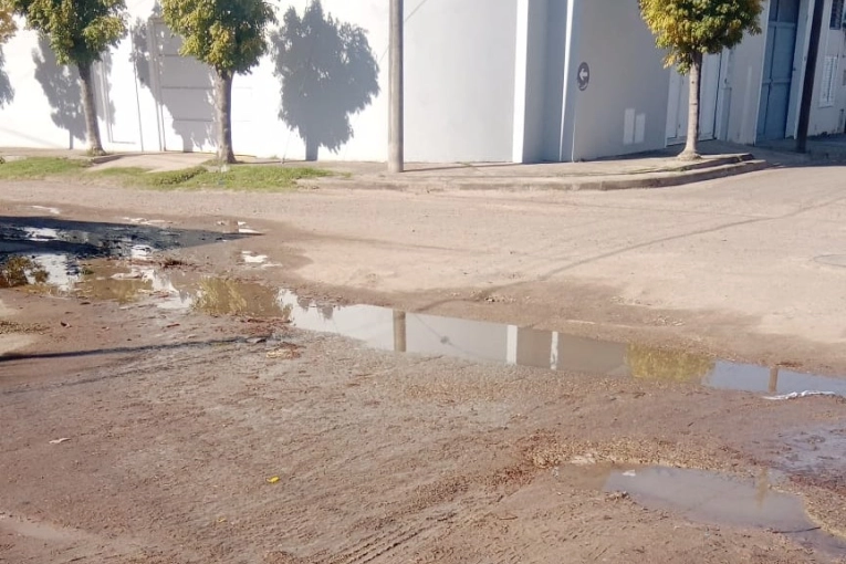 Malestar de los vecinos de Casvac por la rotura de un caño de agua