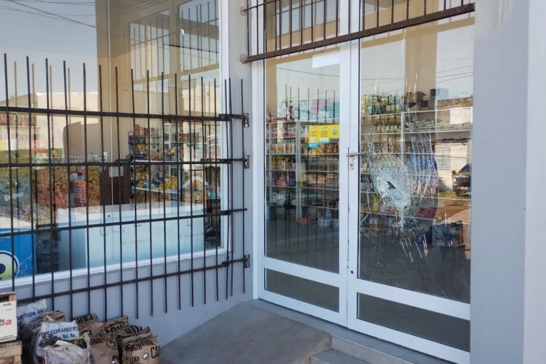 Le robaron hace un mes en su comercio, y ahora intentaron otra vez y causaron daños