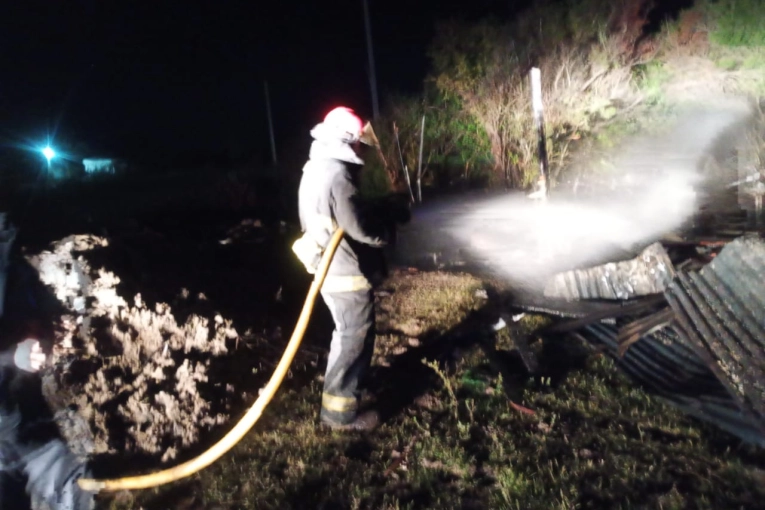Bomberos intervino en dos incendios de viviendas