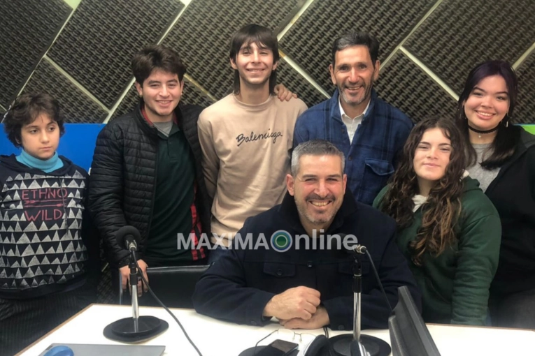 Valioso aporte de docentes y alumnos de la Técnica 3 al recambio del piso del Teatro Gualeguaychú
