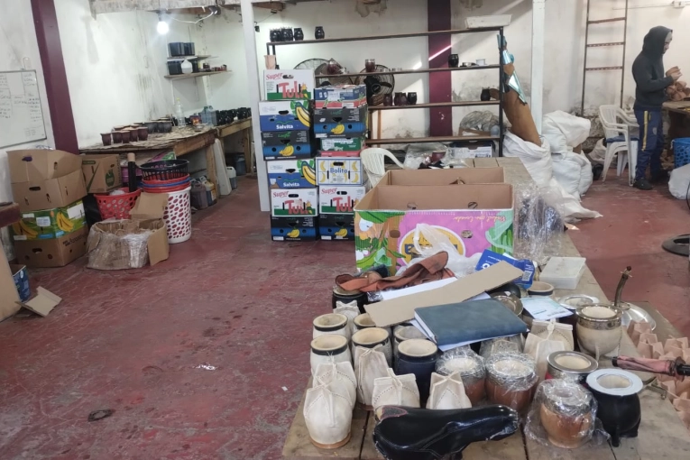 Picaron la pared, sacaron la reja y concretaron un robo millonario en una fábrica de mates