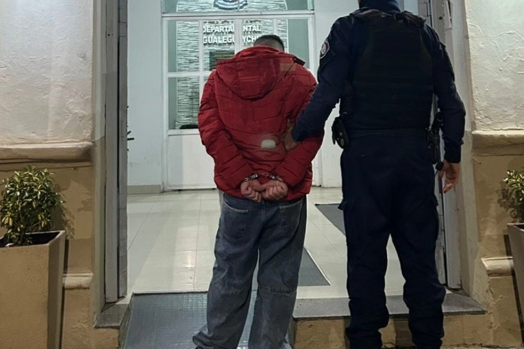 Se enojó con la mujer y le quemó la ropa