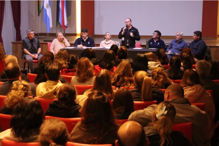 Coordinan la logística y los controles con participantes de la fiesta del 25 de Mayo