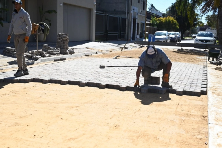 Avanza la reconstrucción del adoquinado de calle Las Casuarinas