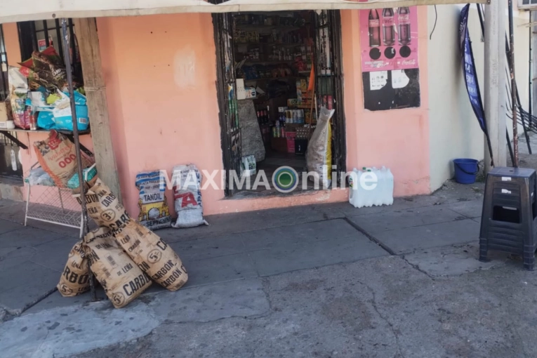 Robaron en un autoservicio de barrio tras doblar las rejas