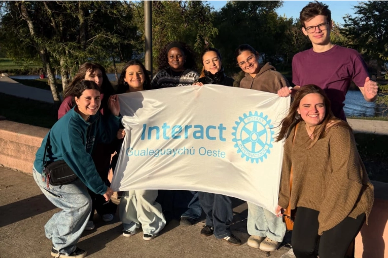 Jóvenes de Interact pusieron colilleros en la Costanera del Tiempo