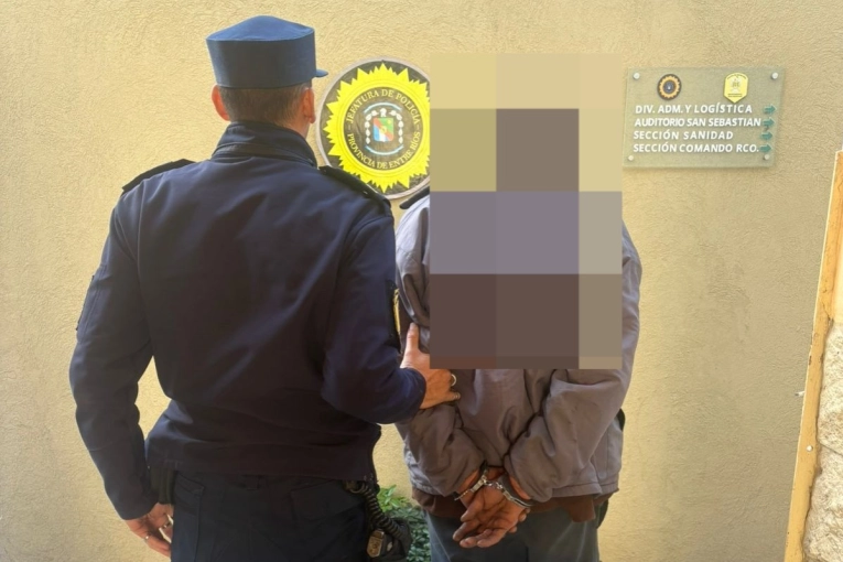 Discutió con su pareja, la golpeó y terminó detenido tras un principio de incendio